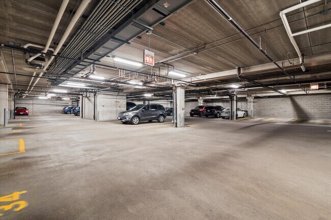 Building Photo - 833 W 15th Pl