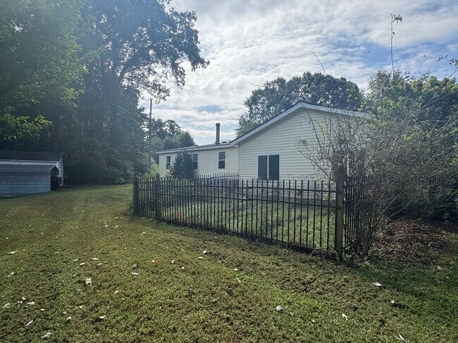 Building Photo - Spacious 3-Bedroom Home with Fenced Lot an...