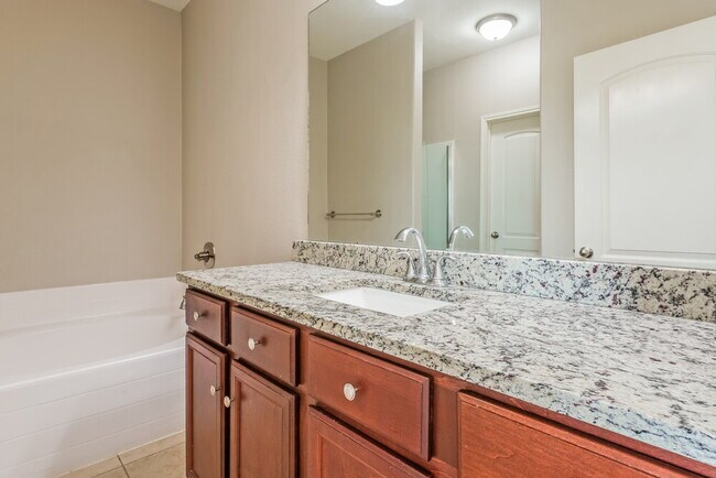 Building Photo - 2120 Foxglove Ct