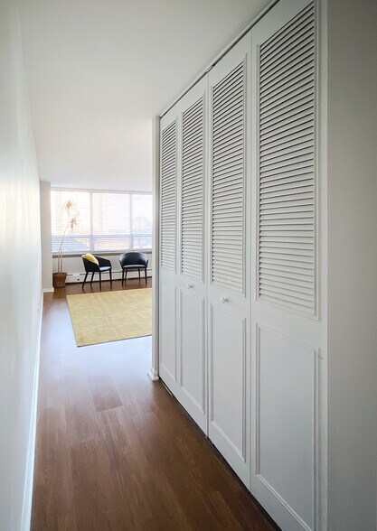 Building Photo - 6171 N Sheridan Rd