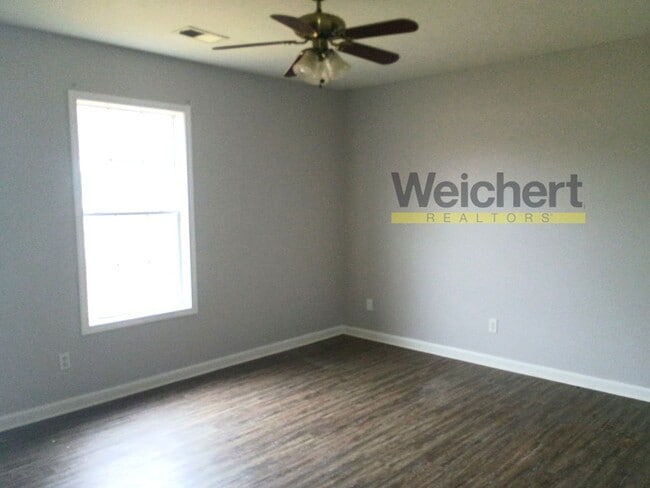 Building Photo - Spacious 3BR/2BA with Carport & Large Yard