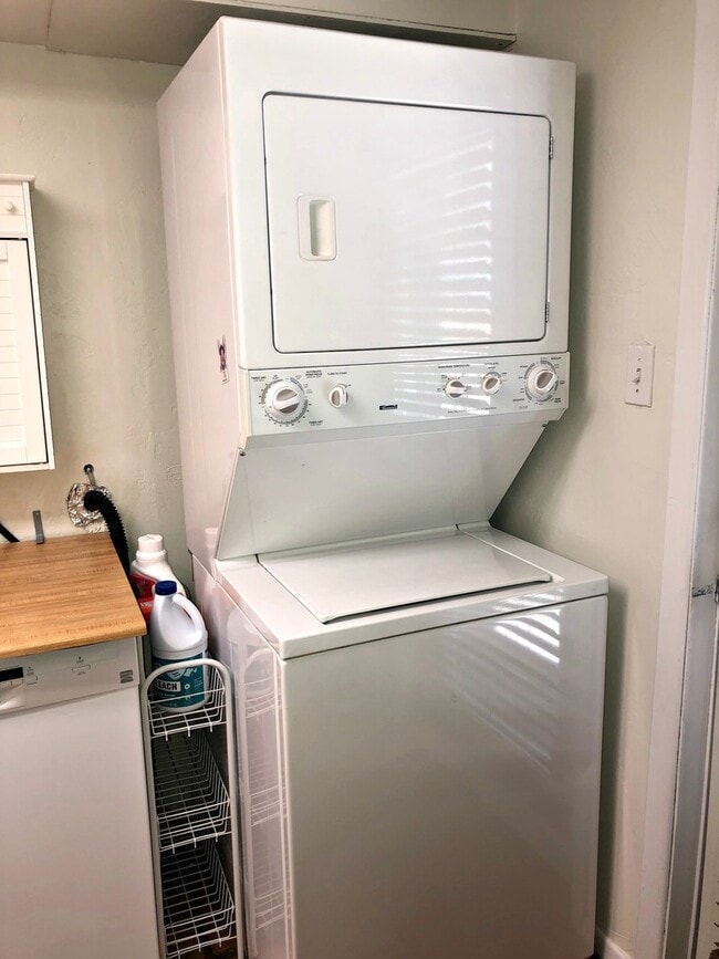 Building Photo - 1BD/1BA APARTMENT WITH PRIVATE BACK YARD!!