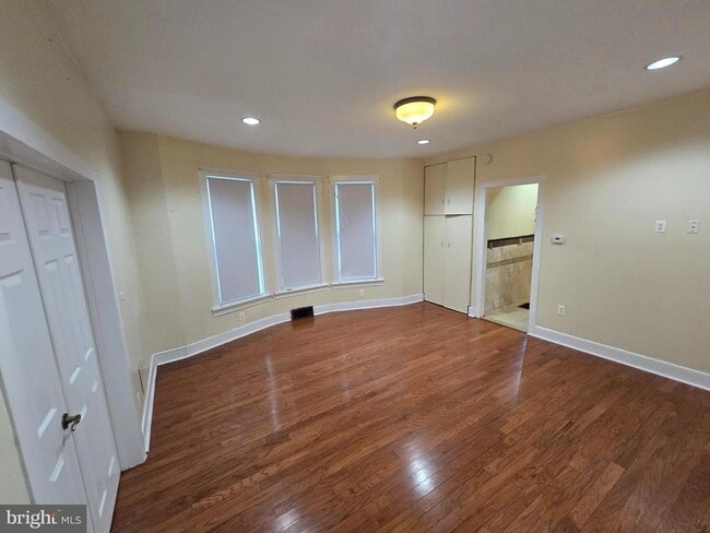 Building Photo - 147 W Douglass St