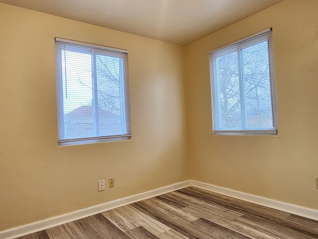 Building Photo - 964 S Harris Ave