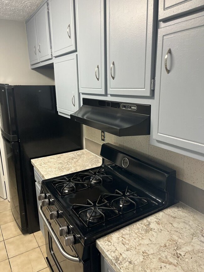 Building Photo - 106 Clear View