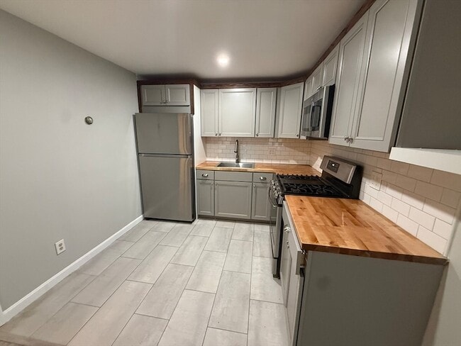 Building Photo - 176 Court St