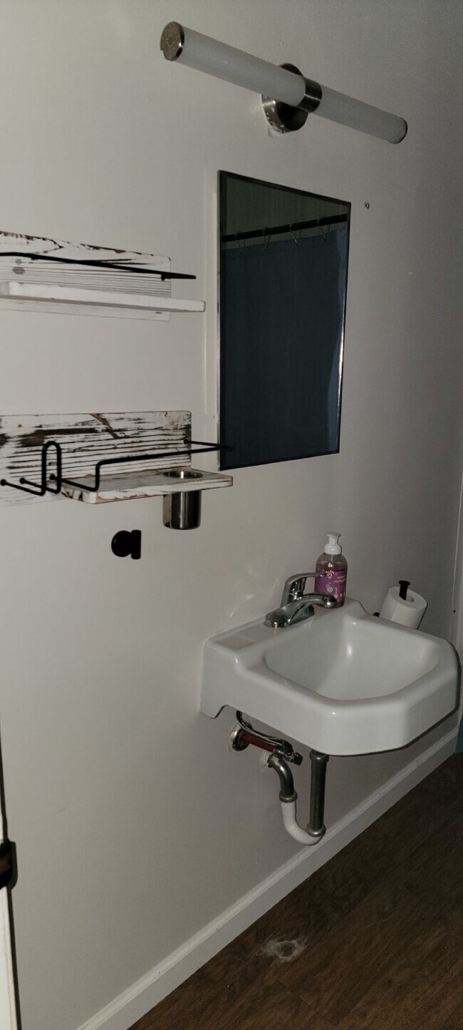 Building Photo - 2 Bed/1Bath apartment, perfect for militar...