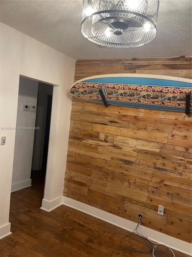 Building Photo - 705 E 9th Ct