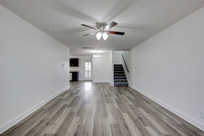 Building Photo - Fresh and so Clean Clean Close to Everything!