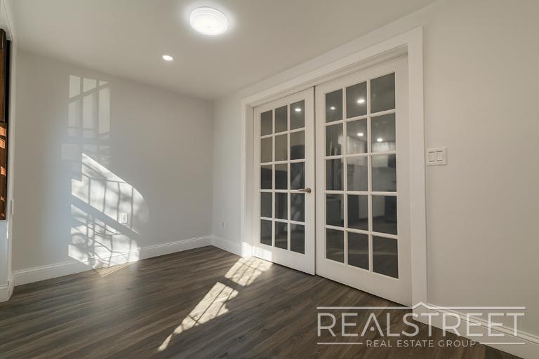 Building Photo - Charming Brownstone 2-Bed w/ Private Outdoor Space