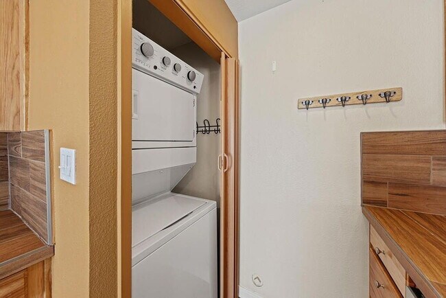 Building Photo - 2 Bedrooms Condo for Rent Available May 19...