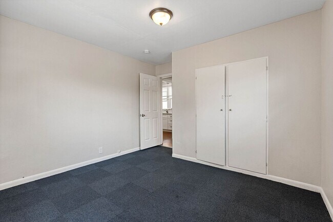 Building Photo - Renovated 5 Bed, 2 Bath House + Office EWU Off Campus Housing! AVAILABLE 7/20!