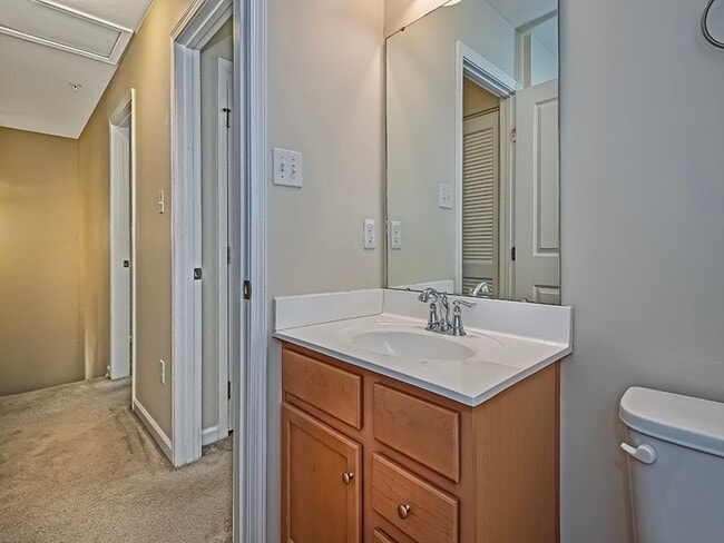 Building Photo - 627 Edison Dr