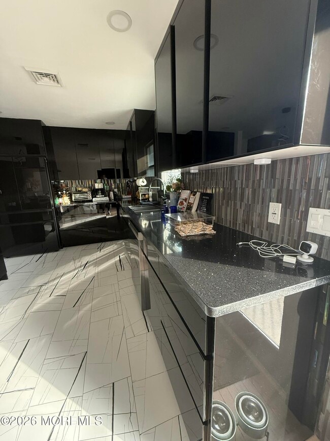 Building Photo - 608 Carol Ave