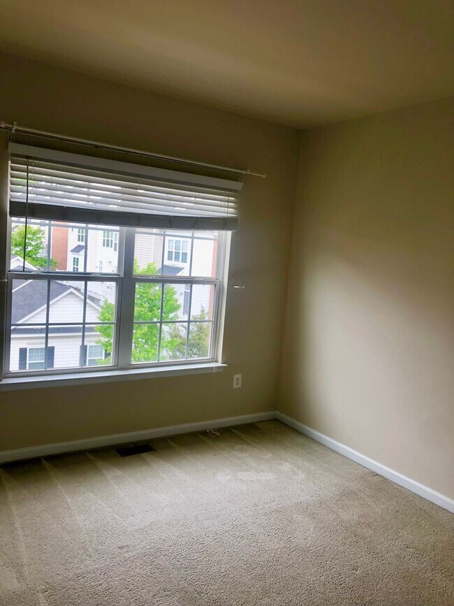 Building Photo - Gorgeous 3BR/2.5BA Townhome in Hyattsville