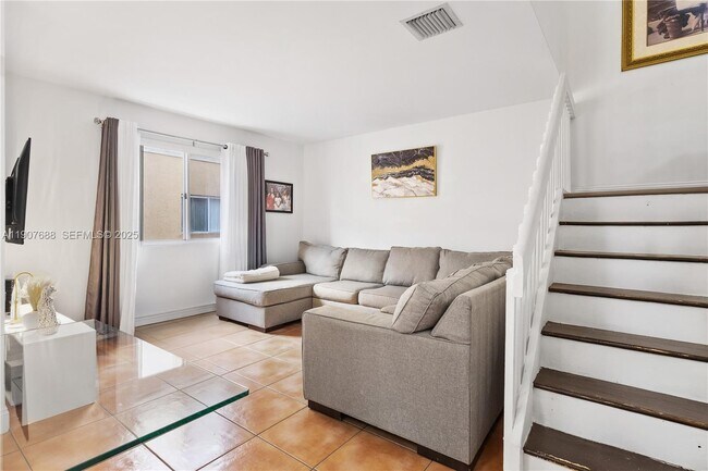 Building Photo - 6205 SW Kendale Lakes Cir