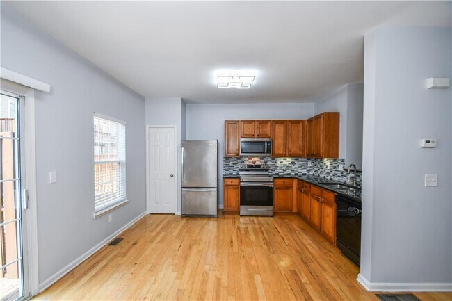 Building Photo - 2201 Landing Walk Dr