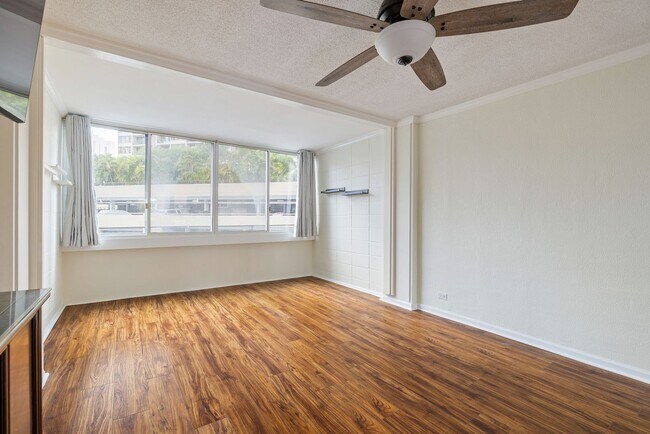 Building Photo - Remodeled 1 bed/ 1 bath- **ALL Utilities I...
