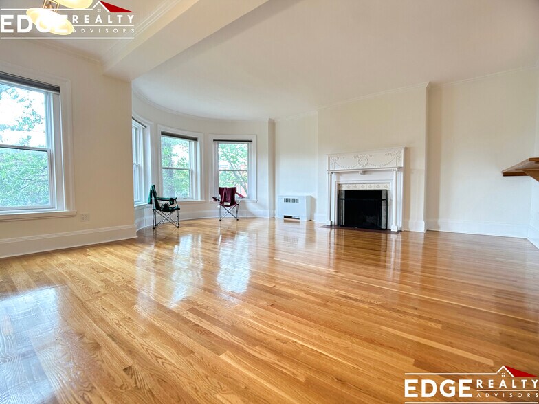 Building Photo - 43 Carlton St