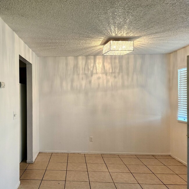 Building Photo - SW-3 bedrooms 2.5 baths condo