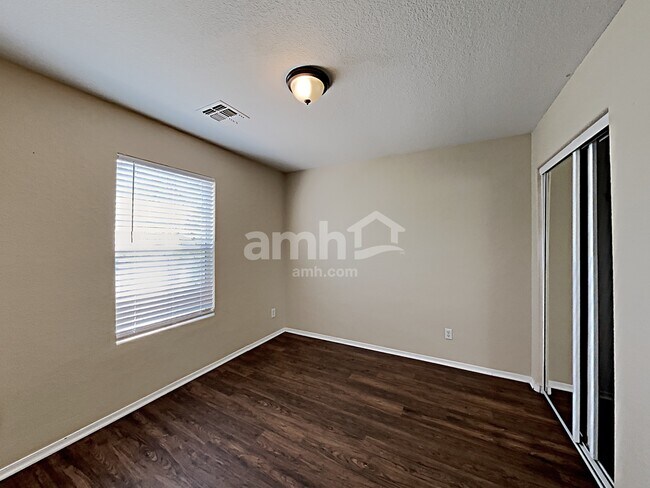 Building Photo - 1026 E Chambers St