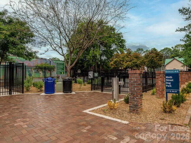 Building Photo - 514 W 10th St