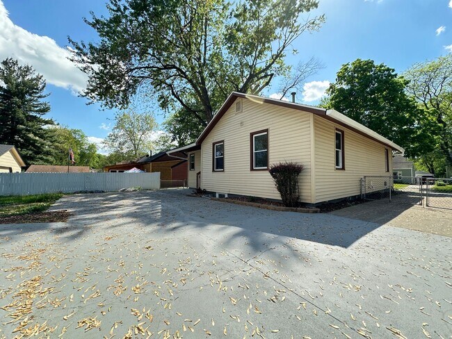 Building Photo - 3 Bedroom 1.5 Bathroom Finished Basement 2...