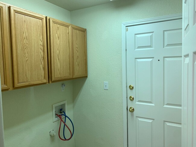 Building Photo - 2/2.5/1   Carpet only on Stairs /Large Fen...