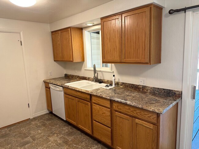 Building Photo - 4 bedroom, 1 bath Country Home for rent!  MOVE IN SPECIAL!