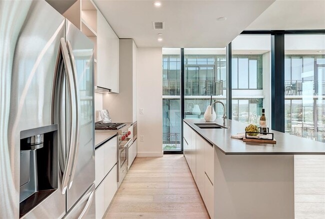 Building Photo - 610 Davis St