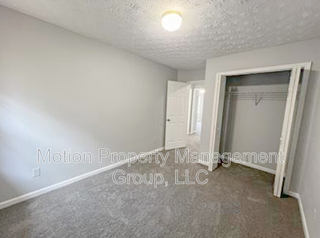 Building Photo - 5556 Pineridge Ct