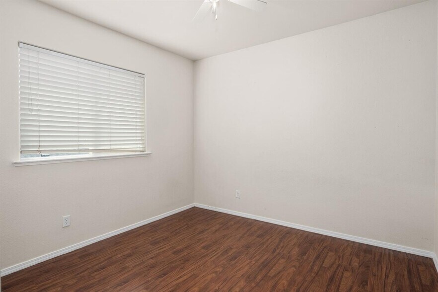 Building Photo - 68 W Bordeaux Ln