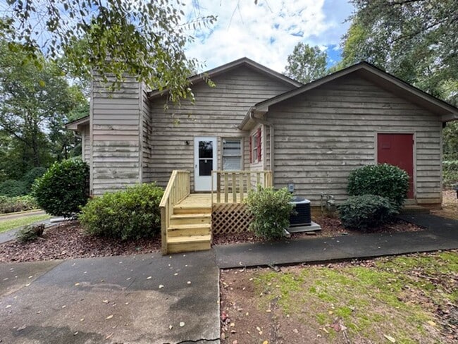 Building Photo - Downtown Greer area - This duplex is such ...