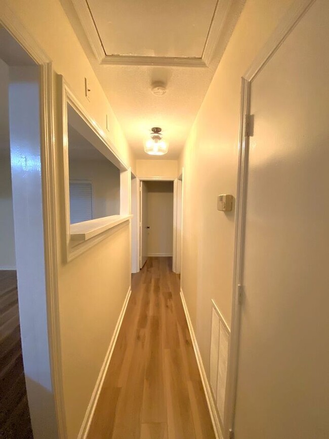 Building Photo - Cottage home, 5 minutes to Wrightsville Be...