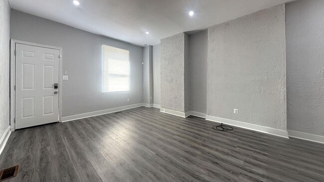 Building Photo - Renovated 2BR Row Home