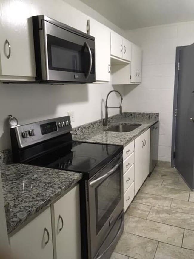 Building Photo - Studio Apartment With Granite Countertops