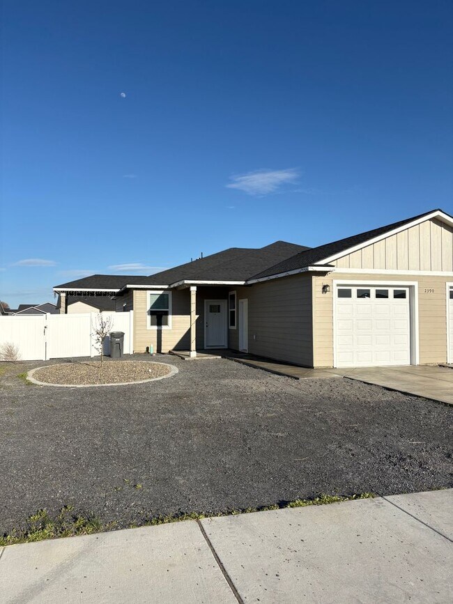 Building Photo - Single level Duplex for Rent Ephrata