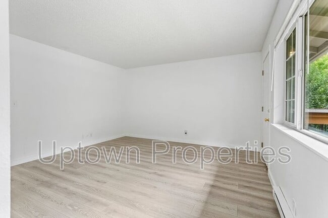 Building Photo - 1515 SW Custer Dr