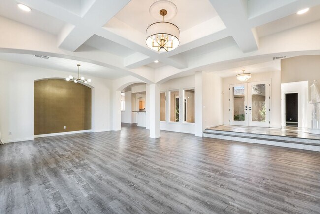 Building Photo - Queensridge Beauty - 5 bedroom on a 1/4+ acre lot