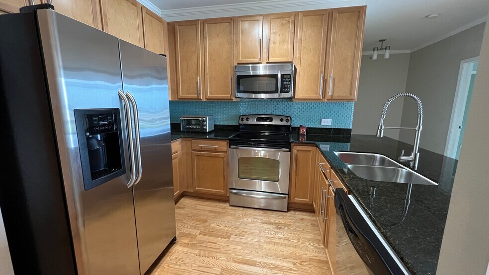 Kitchen - 100 E 14th St