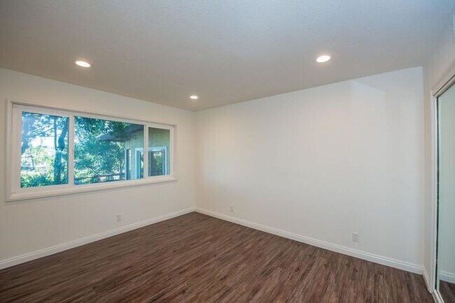 Building Photo - Anaheim Hills