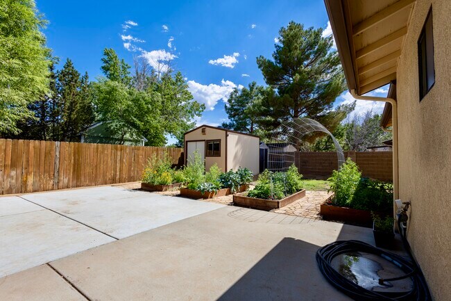 Building Photo - 7313 E Wren Dr