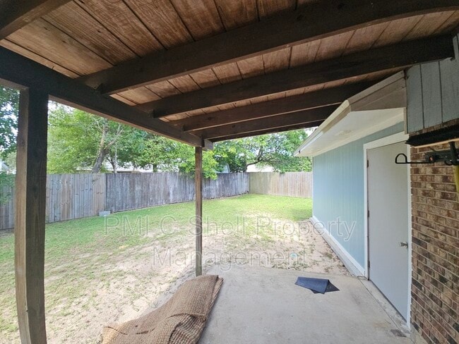 Building Photo - 4625 Tree Line Dr