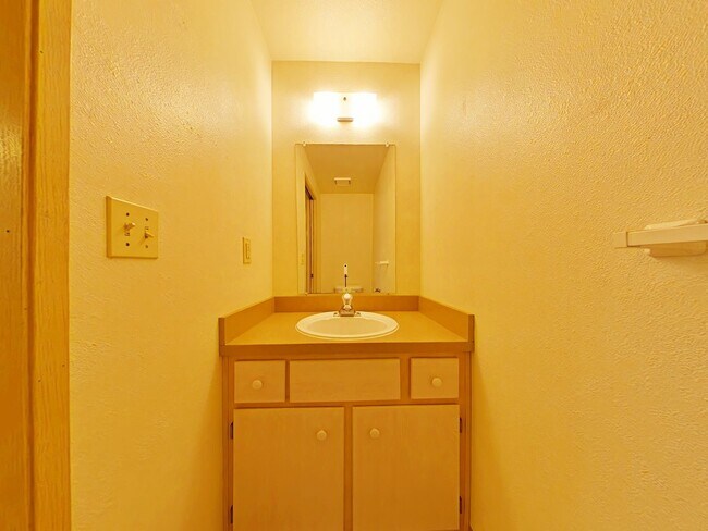 Building Photo - 2 Bedroom Apartment ~ Near Lilly Park