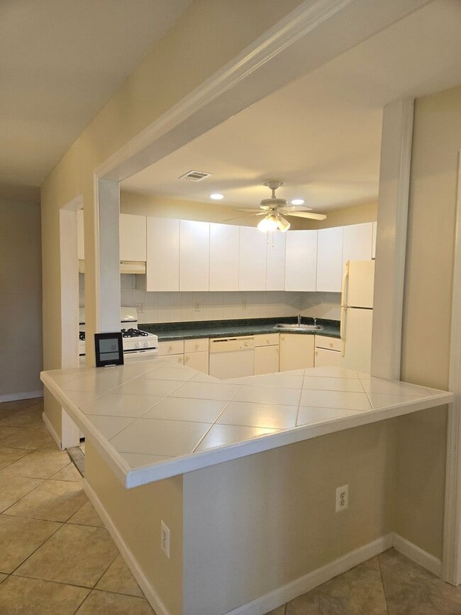 Building Photo - Updated and spacious garden (ground) floor apartment with 2-bedrooms & 1 full bathroom