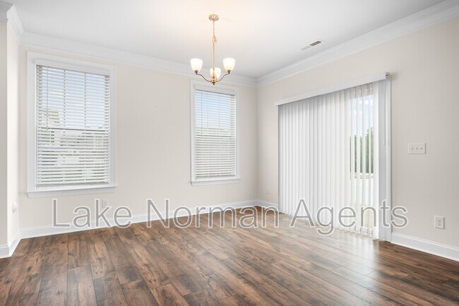 Building Photo - 196 Longleaf Dr