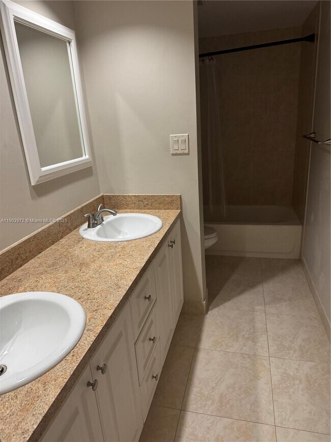 Building Photo - 4725 SW 62nd Ave