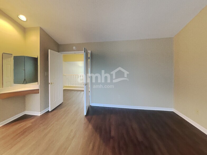 Building Photo - 10604 Magenta Dr