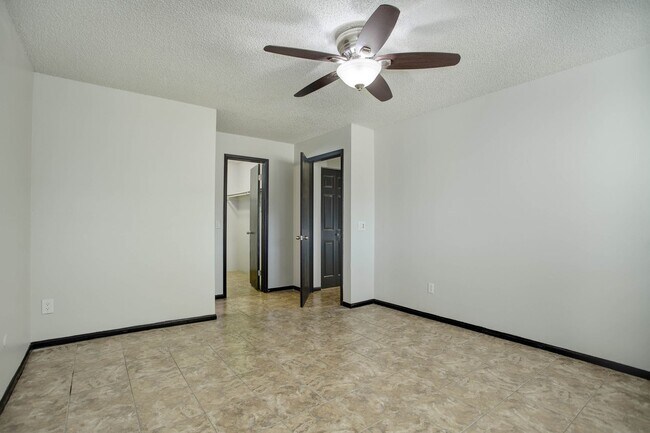 Building Photo - Penthouse level condo with views of canal and trail!