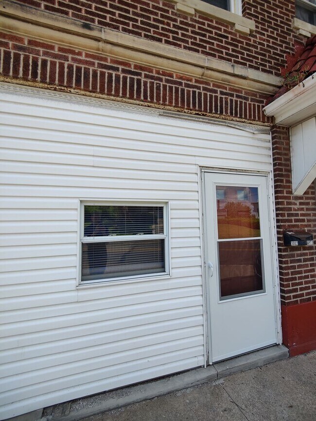 Building Photo - 3002 Churchview Ave